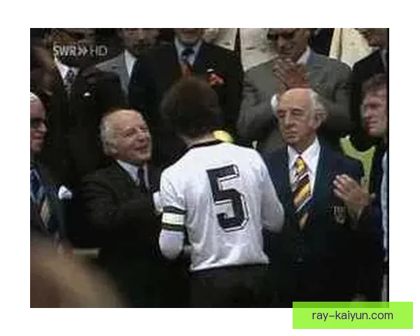 贝肯鲍尔足球哲学引领现代战术潮流，值得关注其先进理念与实践效果